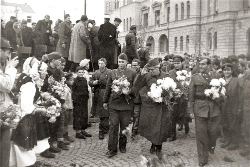 Chento_Vlahov_Apostolski_-_Parading_in_liberated_Skopje