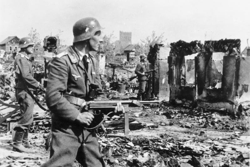 Bundesarchiv_Bild_183-B22478,_Stalingrad,_Luftwaffen-Soldaten_in_Ruinen